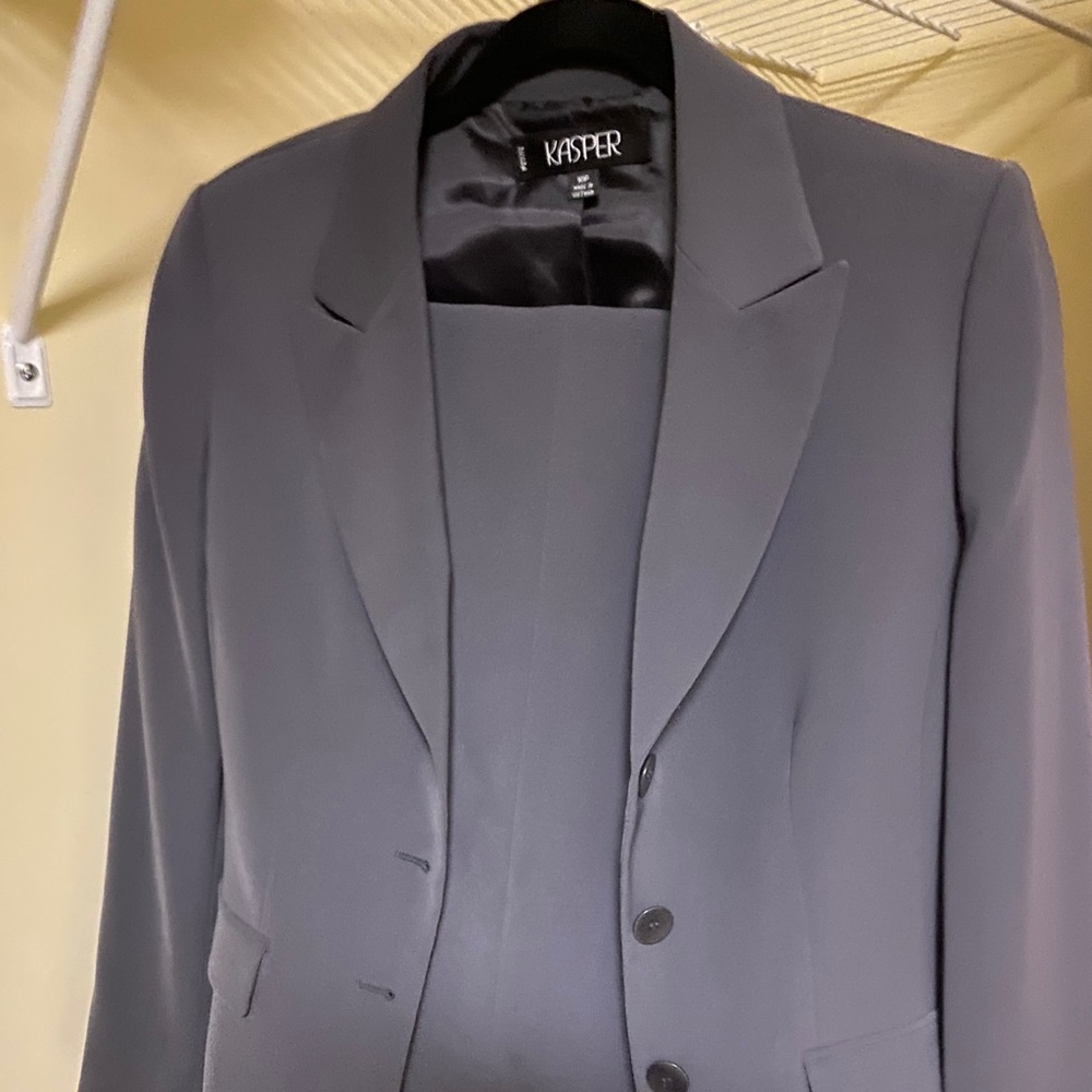 Kasper pants suit